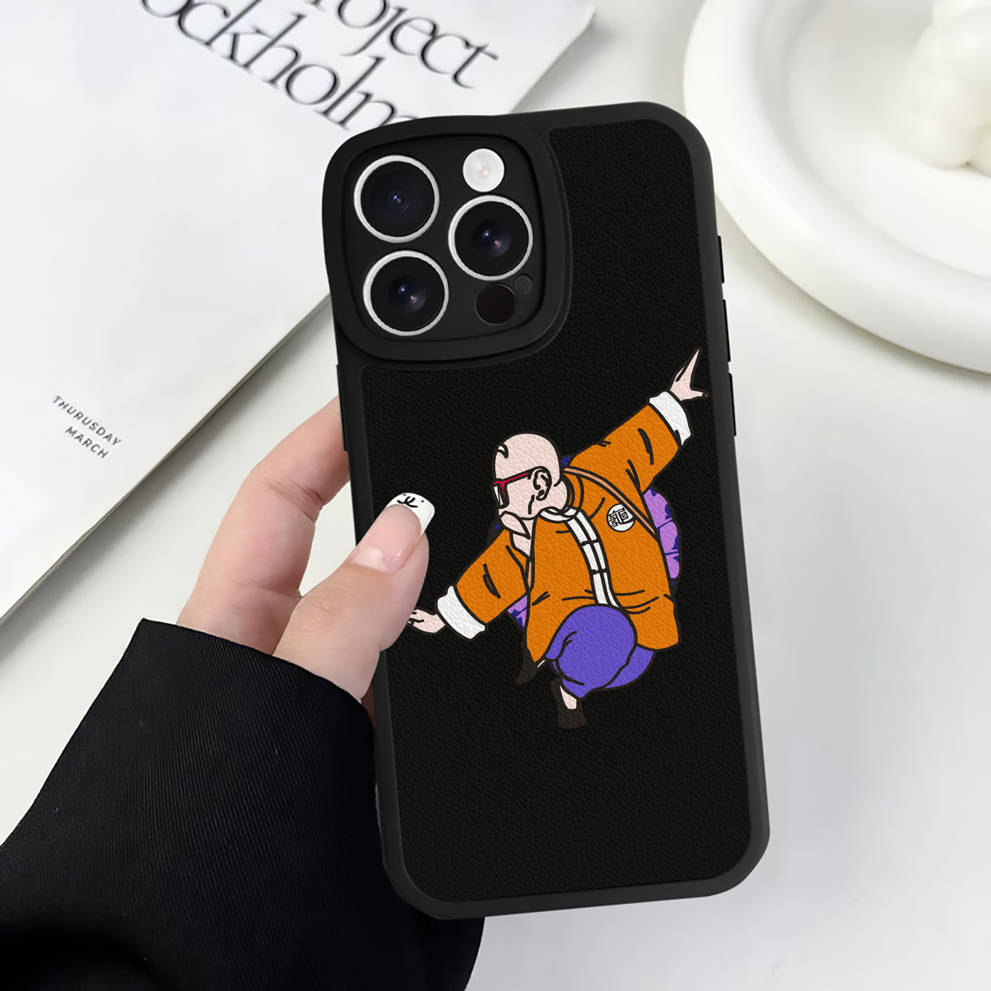 （画像用） ドラゴンボール 亀仙人（かめせんにん） DRAGON BALL Master Roshi Kame Sennin 【iPhone 16シリーズ対応】シリコンスマホケース（レザー調） 材質：シリコン